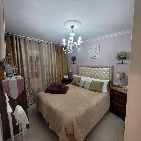 Shared Accommodation A Room With A View Of The Garden Sevilla Exteriör bild