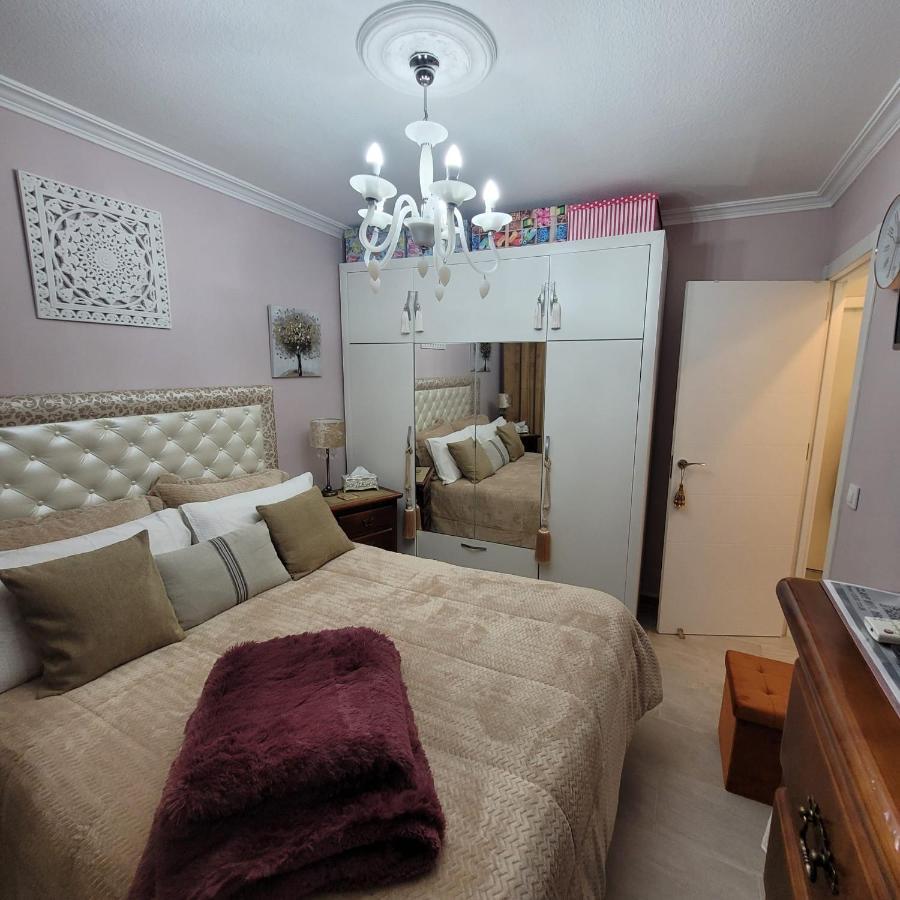 Shared Accommodation A Room With A View Of The Garden Sevilla Exteriör bild